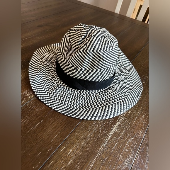 Scoop round hat main image 7